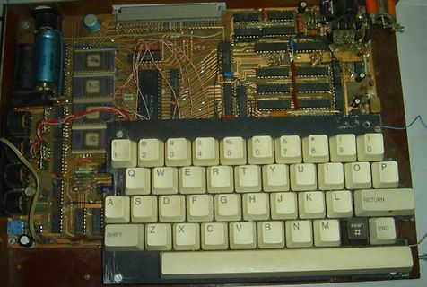 Innenansicht eines alten Computers mit Tastatur und Platine