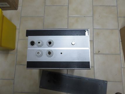 Draufsicht auf ein elektronisches Gehäuse mit Anschlüssen