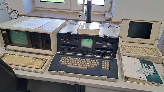 Alte Computer und Peripheriegeräte auf einem Tisch