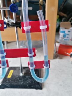 Glasröhren mit blauer Flüssigkeit in Stativ