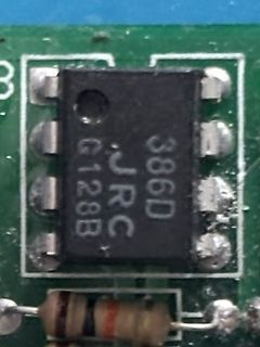 Nahaufnahme eines JRC 386D Operationsverstärkers auf Leiterplatte