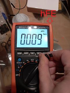 Multimeter zeigt hFE Messwert an