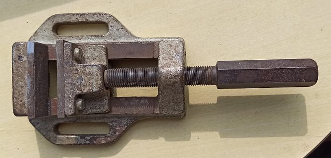 Metallischer Schraubspanner oder Spannwerkzeug