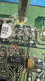 Verschmutzte Leiterplatte mit Elektrolytkondensator und IC