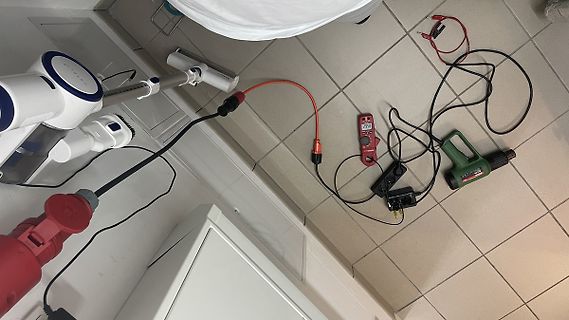 Messaufbau mit Multimeter, Bohrmaschine und Staubsauger