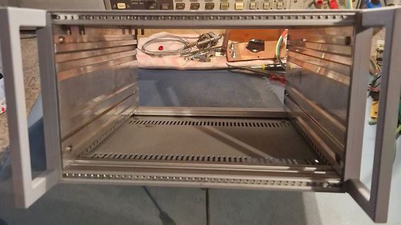 Innenansicht eines Metallgehäuses oder Schaltschranks
