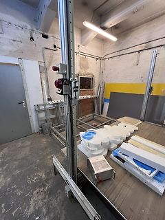 Werkstatt oder Lagerraum mit Metallregalen und Material