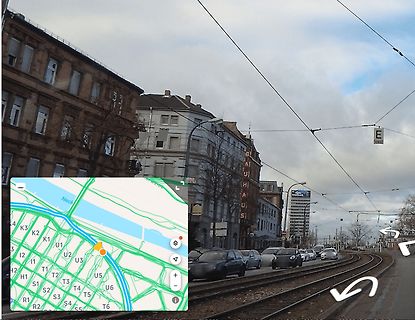 Straßenszene mit Stadtplan-Overlay