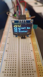 LCD-Display auf Breadboard mit Testmeldungen