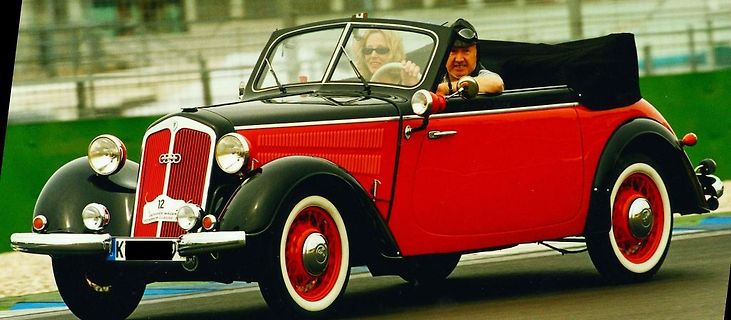 Roter Oldtimer mit zwei Personen