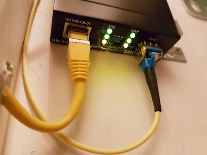 Netzwerk-Switch mit angeschlossenen Ethernet-Kabeln
