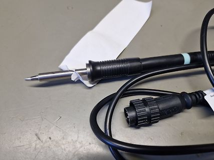 Lötkolben mit beschädigtem Kabel und Stecker
