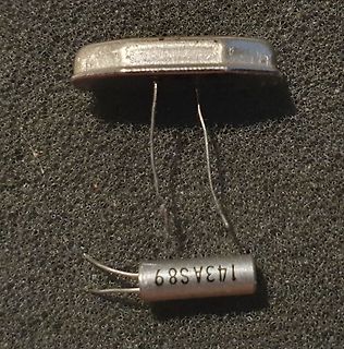 Zwei elektronische Bauteile mit Metallgehäuse