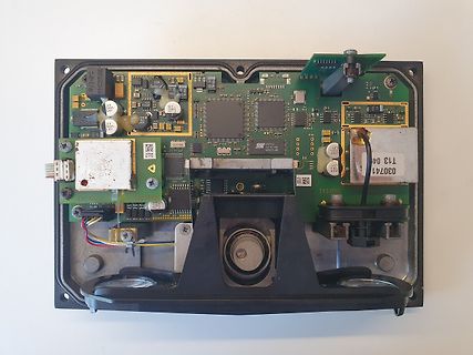 Offenes Elektronikgehäuse mit Leiterplatte und Komponenten