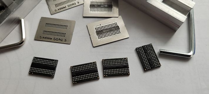 Mehrere kleine Leiterplatten und Metallplatten