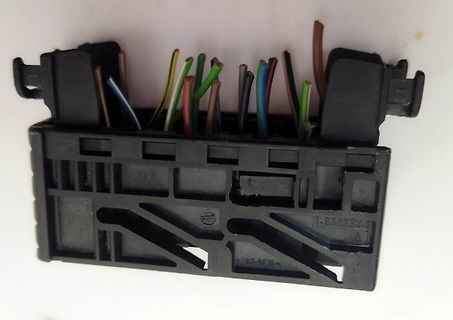 Elektrischer Stecker mit mehreren farbigen Kabeln