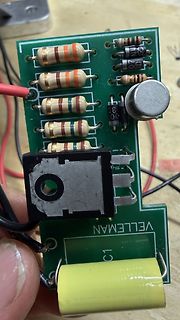 Leiterplatte mit Widerständen, Kondensatoren und Potentiometer
