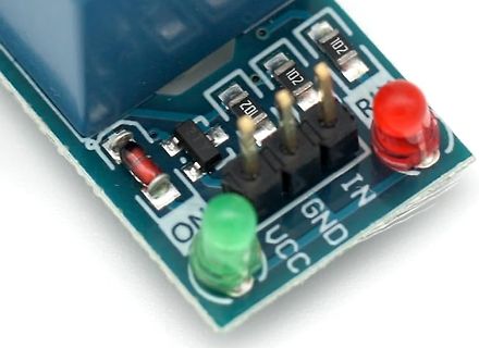 Detailaufnahme einer Leiterplatte mit LEDs und Pins