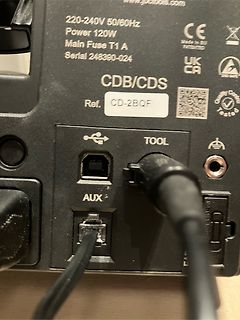Rückseite eines elektronischen Geräts mit Anschlüssen