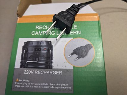Verpackung einer wiederaufladbaren Campinglaterne mit Netzstecker
