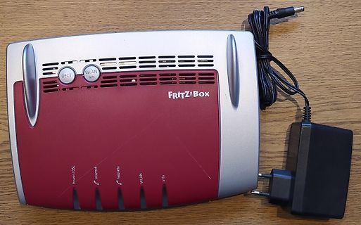 FRITZ!Box Router mit Netzteil