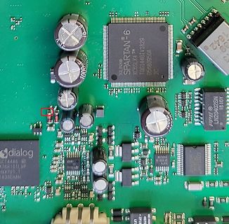Nahaufnahme einer Leiterplatte mit FPGA und Kondensatoren