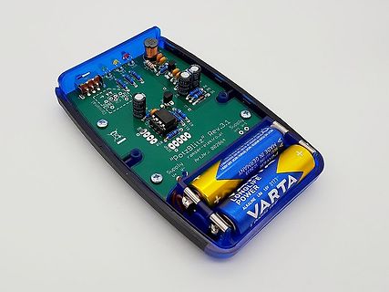Geöffnetes elektronisches Gerät mit Leiterplatte und Batterien