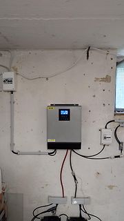 Solar-Wechselrichter an Wand mit Verkabelung