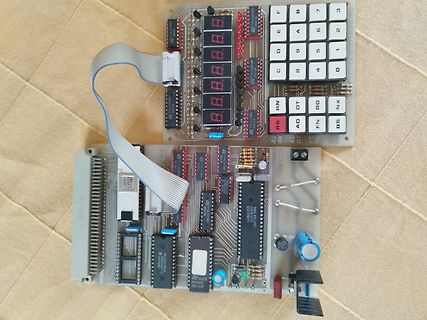 Zwei Leiterplatten mit 7-Segment-Anzeige und Tastatur