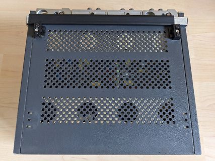 Gehäuse eines Audio-Verstärkers mit Lüftungsschlitzen