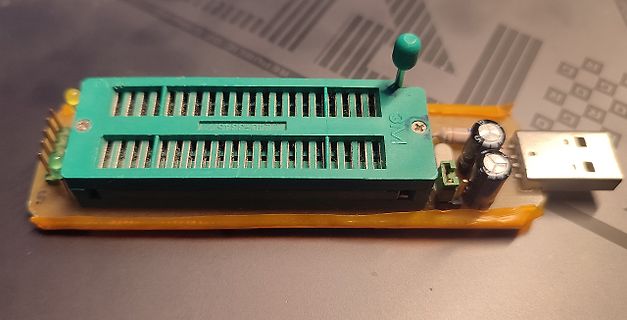 USB-Adapter mit IC-Sockel und Elektrolytkondensatoren