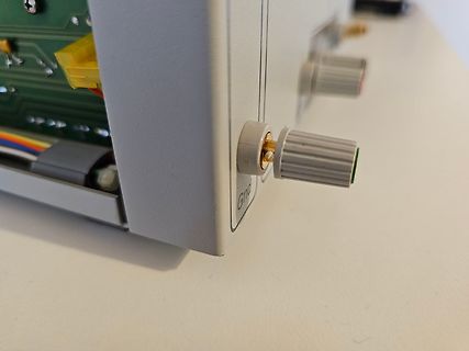Nahaufnahme eines Gehäuses mit Potentiometern und Leiterplatte