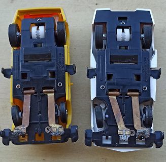 Unterseiten zweier Spielzeugautos