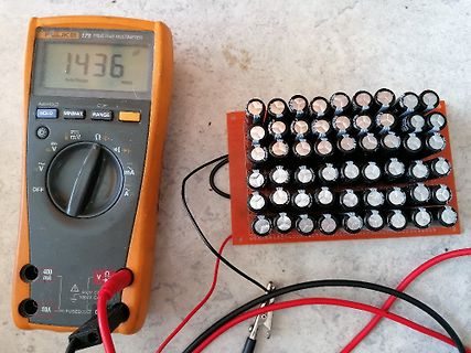 Multimeter und Platine mit vielen Elektrolytkondensatoren