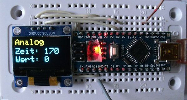 Mikrocontroller-Aufbau auf Breadboard mit LCD-Display