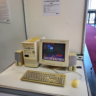 Retro-Computer-Setup mit Monitor, Tastatur und Maus