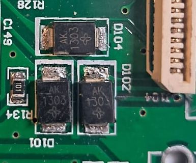 Nahaufnahme von SMD-Bauteilen auf einer Leiterplatte
