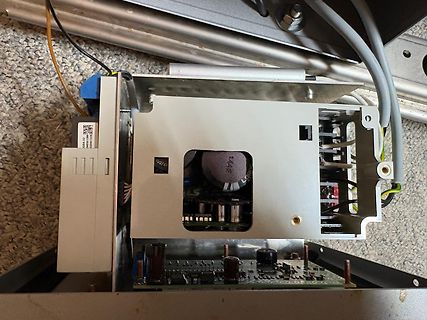 Innenansicht eines elektronischen Geräts mit Gehäuse und Leiterplatte