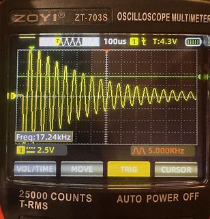 Abfotografiertes ZOYI ZT-703S Oszilloskop-Multimeter mit Schwingung