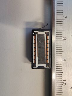 Kleines elektronisches Bauteil neben Lineal