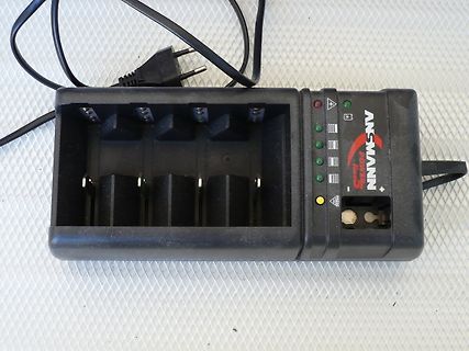 Batterieladegerät mit Netzstecker