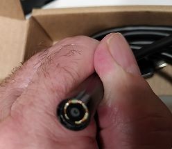 Querschnitt eines Koaxialkabels in einer Hand