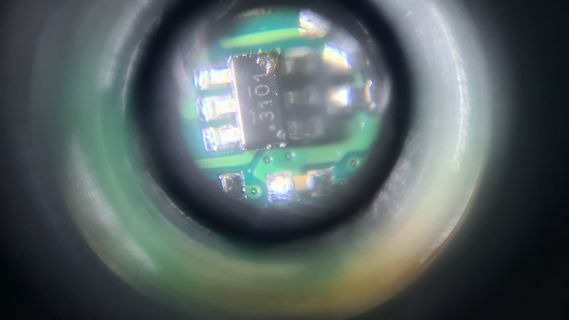 Mikroskopische Aufnahme einer Leiterplatte mit Bauteilen