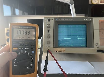 Multimeter und Oszilloskop auf einem Arbeitstisch