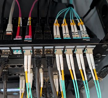 Netzwerkverkabelung mit Patchkabeln in einem Switch oder Patchpanel