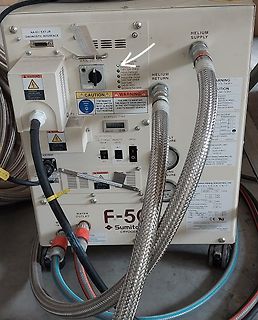 Industrielle Kryo-Kompressoreinheit mit Anschlüssen und Schaltern