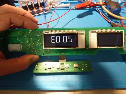 Hand hält grüne Leiterplatte mit LCD-Display