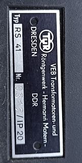 Typenschild eines DDR-Elektronikgeräts