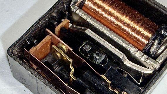 Innenansicht eines elektromagnetischen Relais mit Kupferspule
