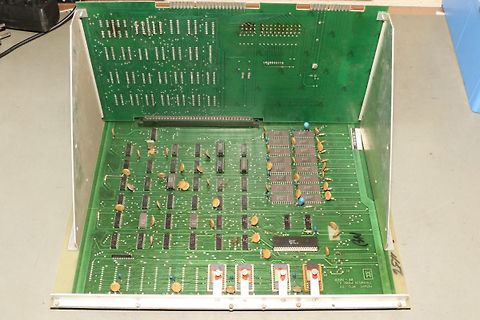 Geöffnete Elektronik-Baugruppe mit Leiterplatte